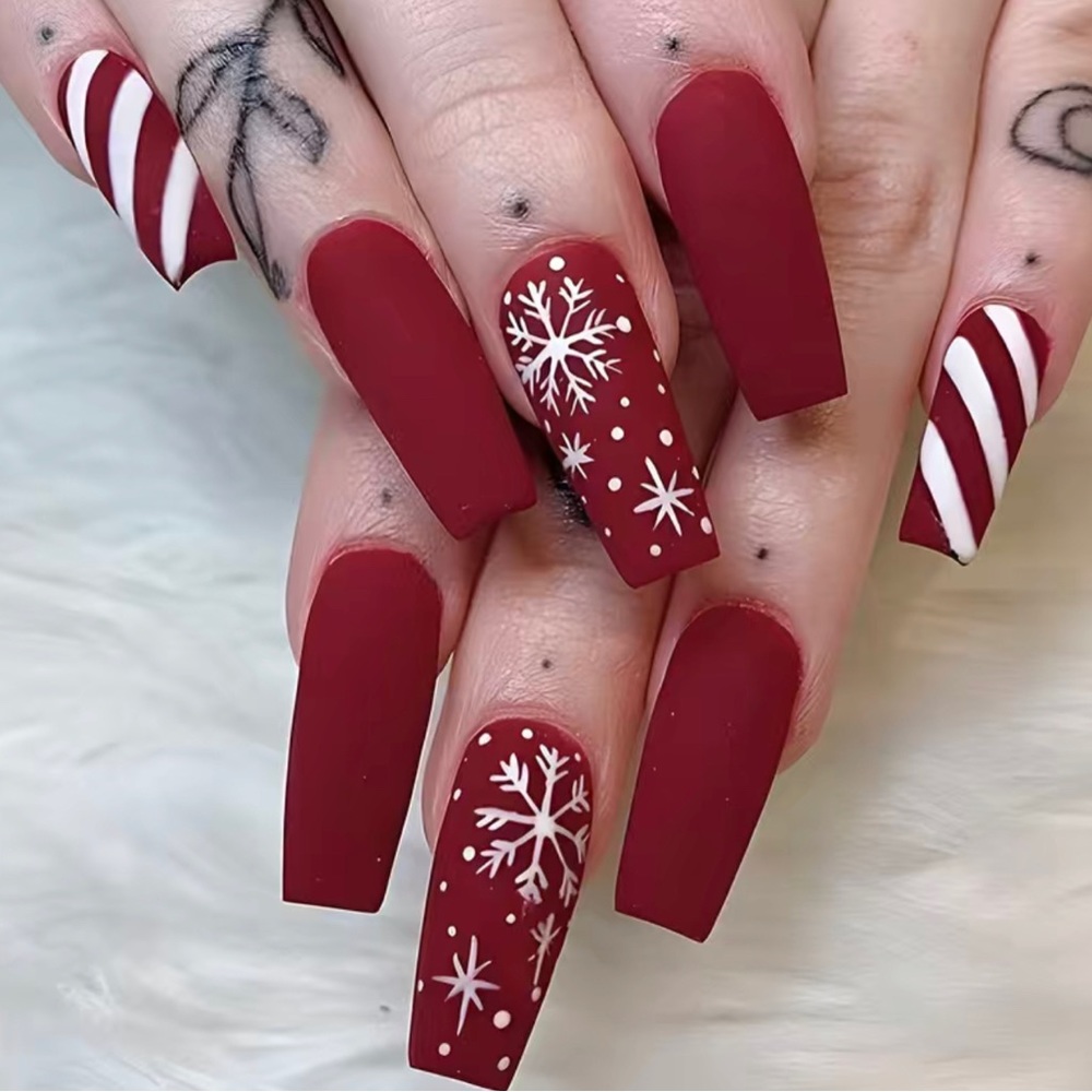 24pcs Christmas Red Fake Nails, Snowflake Stripe With Design Press On Nails
